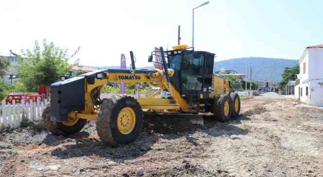 Akbük'te yol yapım ve parke taşı çalışmaları sürüyor