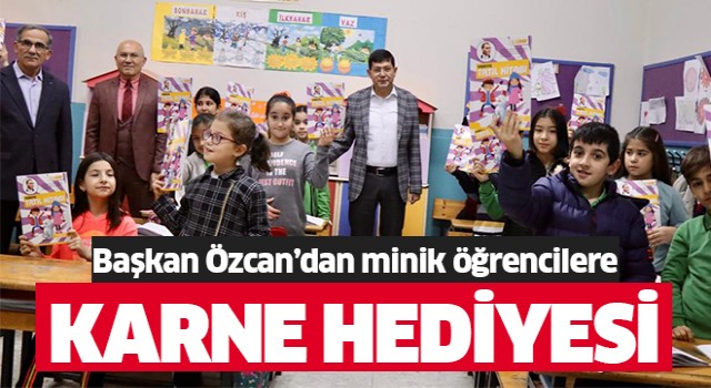 Başkan Özcan'dan minik öğrencilere karne hediyesi