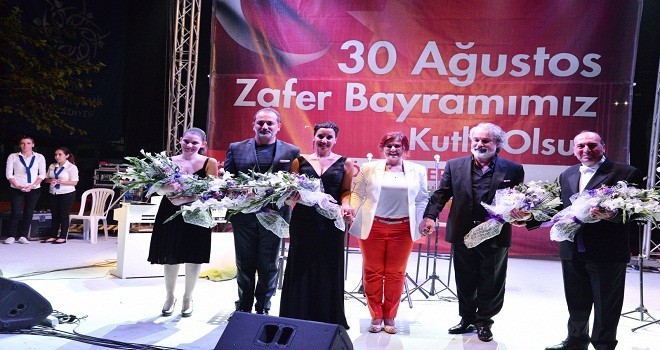 Büyükşehir 30 Ağustos’u Opera sanatçılarıyla kutladı