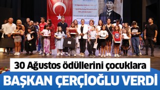 Çocuklara ödüllerini Başkan Çerçioğlu verdi