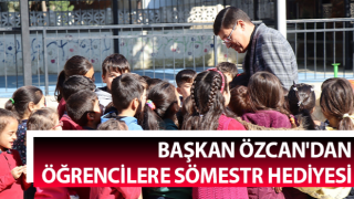 Başkan Özcan'dan öğrencilere hediye