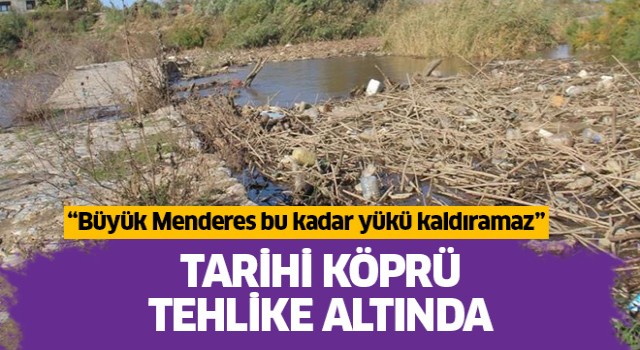 Menderes’deki çöpler, tarihi köprüyü tehdit ediyor